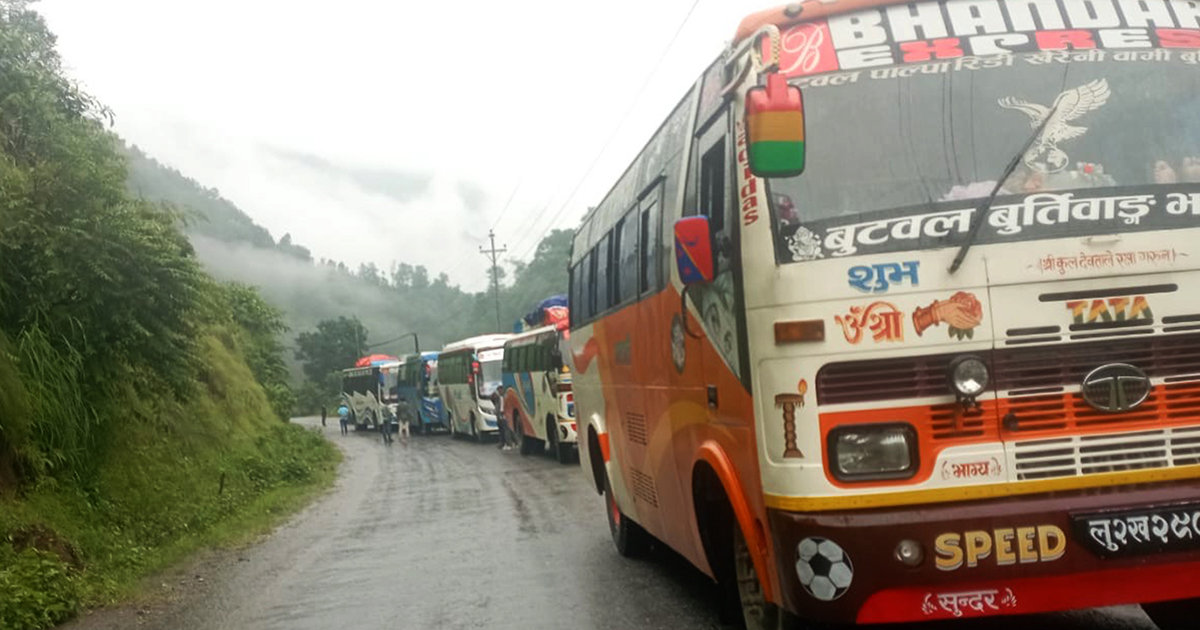 पहिरोले मध्यपहाडी लोकमार्ग अवरुद्ध, यात्रु अलपत्र