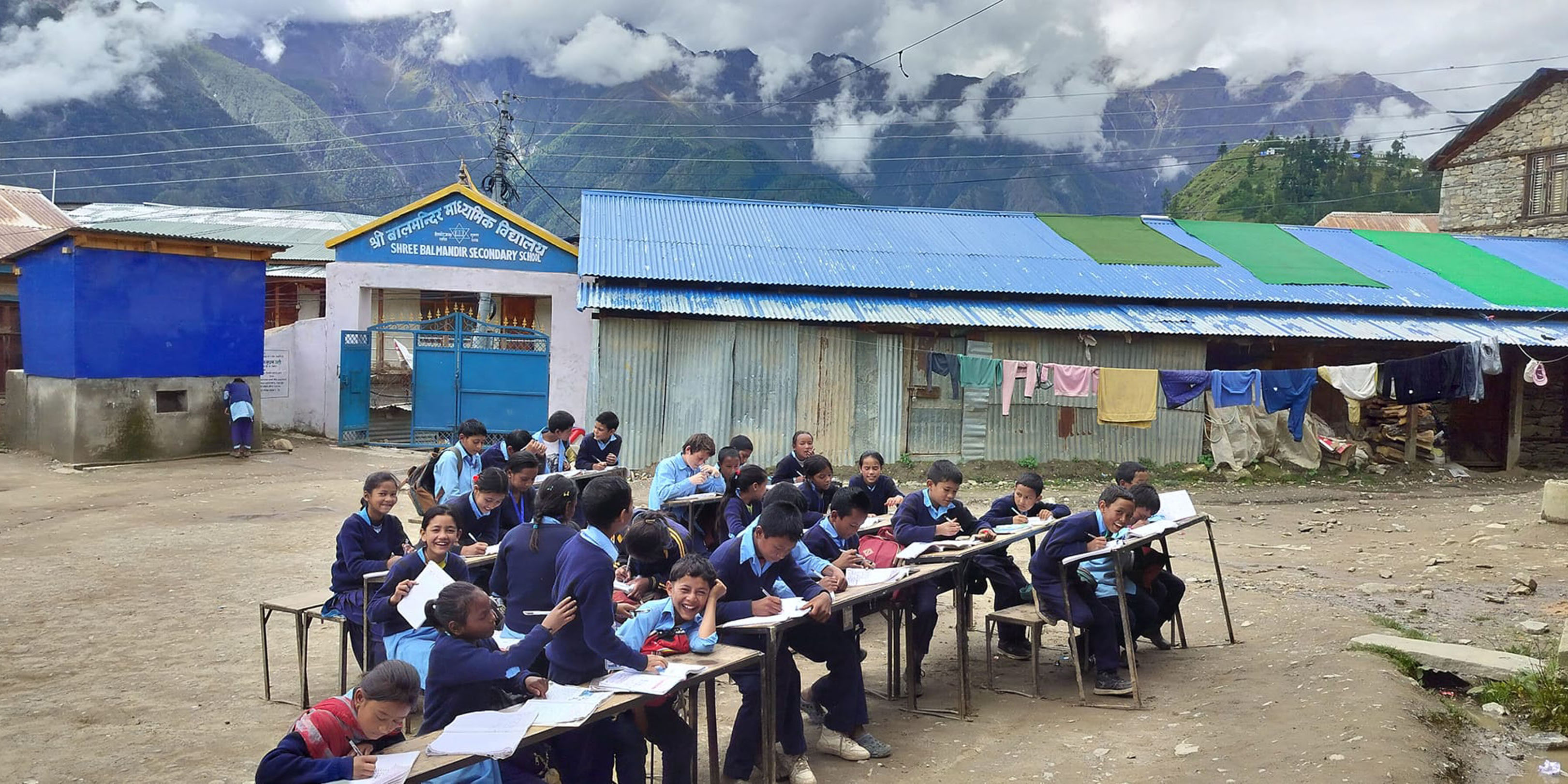 कक्षाकोठामा पानी पसेपछि चौरमै पढाइ