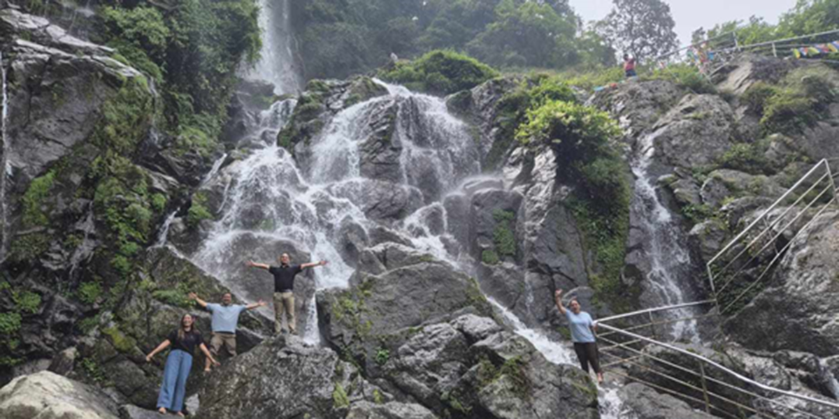 पर्यटकको रोजाइमा ‘तीनधारे झरना’