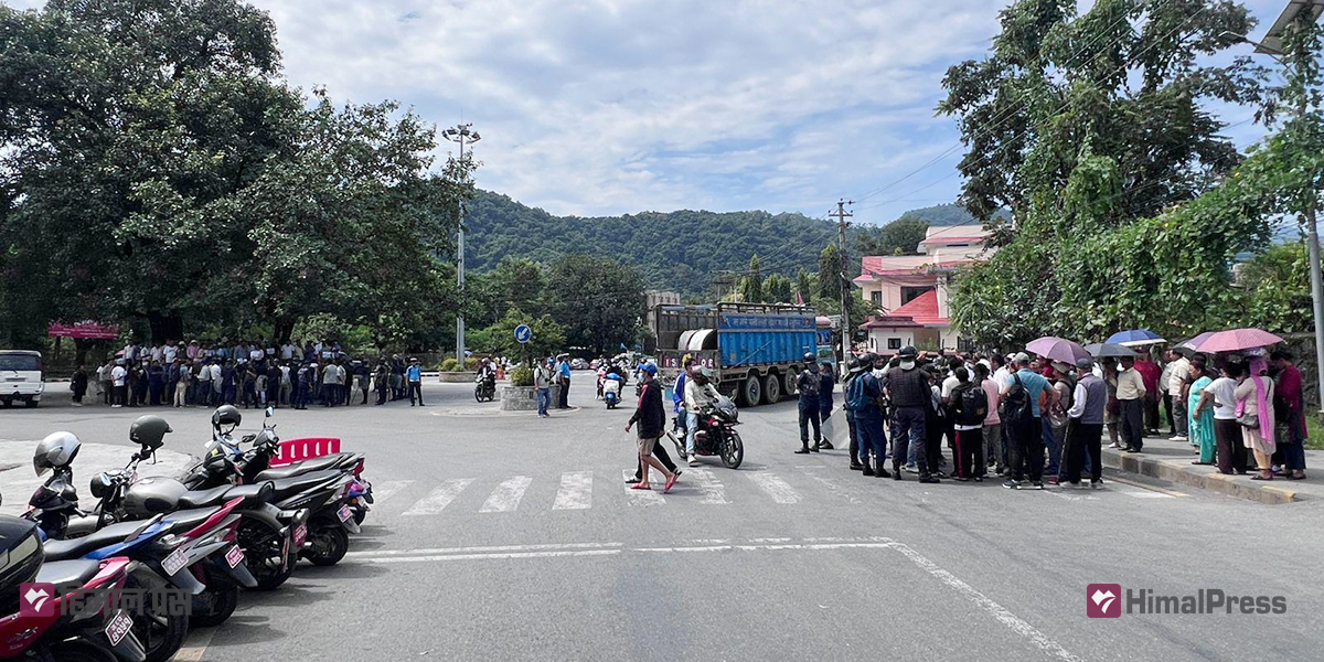 पोखरामा सहकारीपीडित र रास्वपा कार्यकर्ताको नाराबाजी एकै ठाउँमा