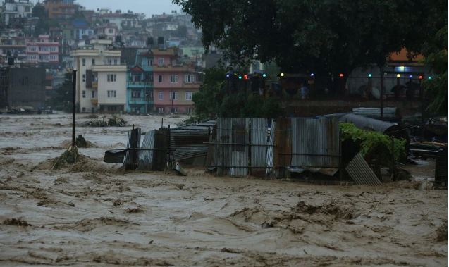 नख्खु खोलाले बगाउँदा ४ बेपत्ता