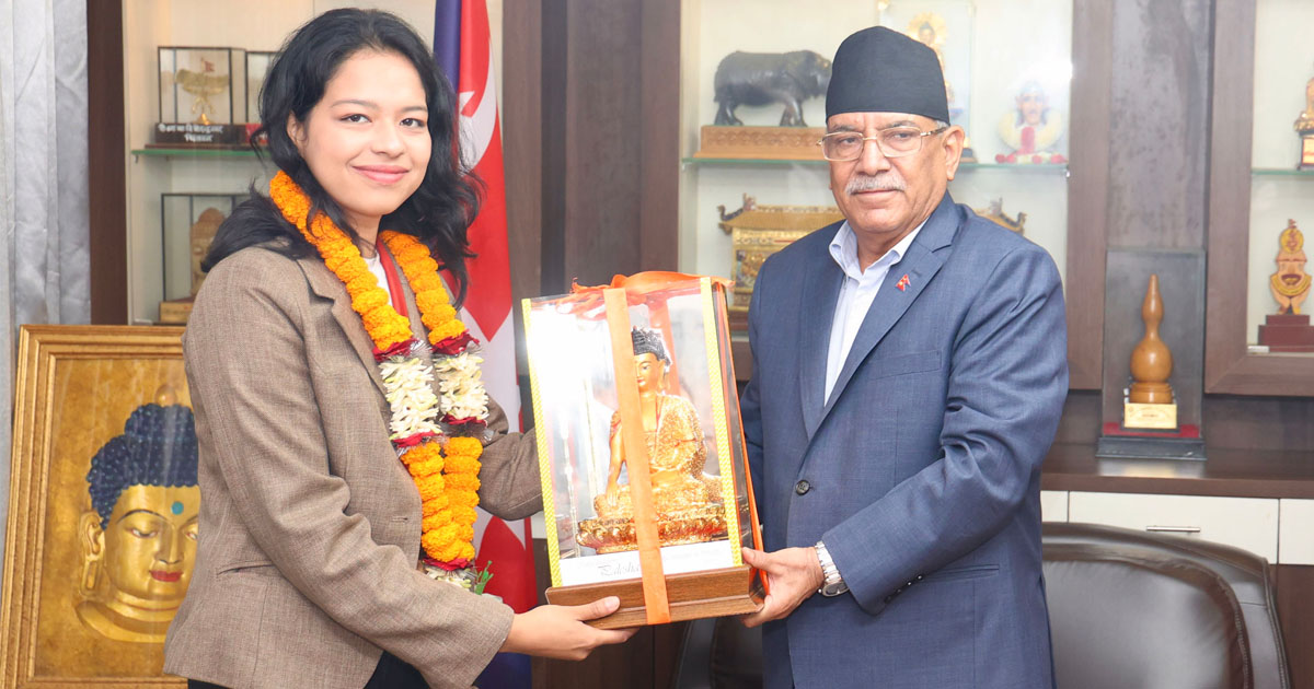 पलेशालाई बुद्धको मूर्ति दिँदै प्रचण्डले भने : ओलम्पिकमा पदक प्राप्त गर्नु सामान्य होइन