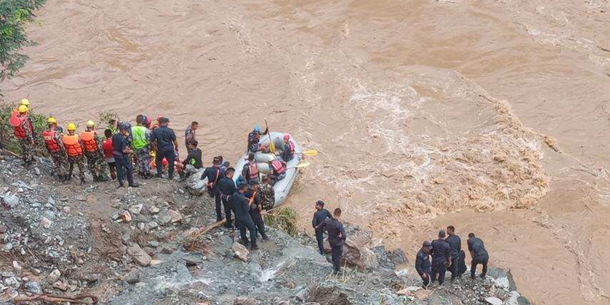 सिमलतालबाट फेरि खस्यो  ट्रक, चालक-सहचालकको खोजी कार्य जारी