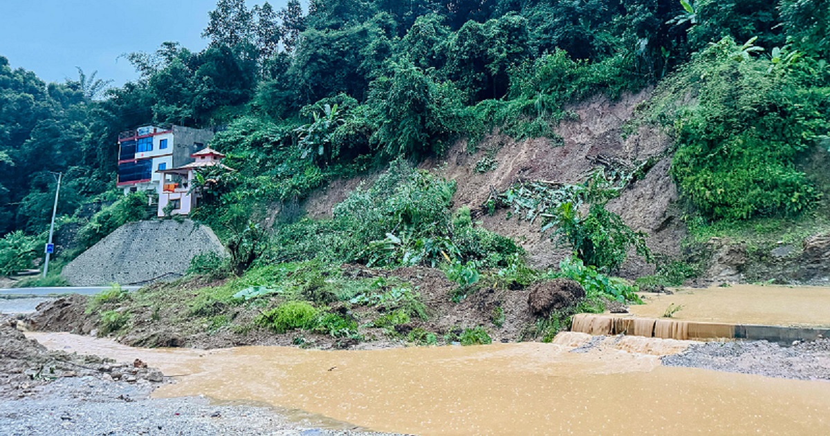 पहिराका कारण तनहुँका विभिन्न ठाउँमा सडक अवरुद्ध