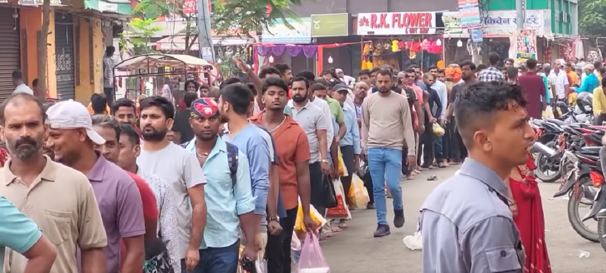 जनकपुरधामको राजदेवी मन्दिरमा प्रसाद चढाउनेको भीड, आजै बोकाबलि