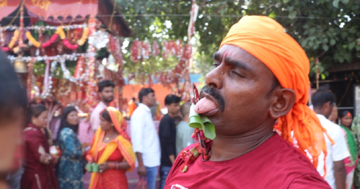 बागेश्वरी मन्दिरमा जिब्रो छेड्दै भक्तजन