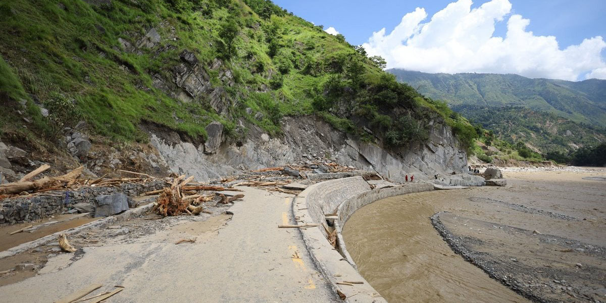 बिपी राजमार्गमा रोकिएका सवारीसाधन वैकल्पिक बाटोबाट गन्तव्यतर्फ जाँदै