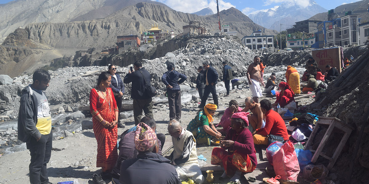 पवित्र तीर्थस्थल कागबेनीमा पितृतर्पण गर्नेको घुइँचो