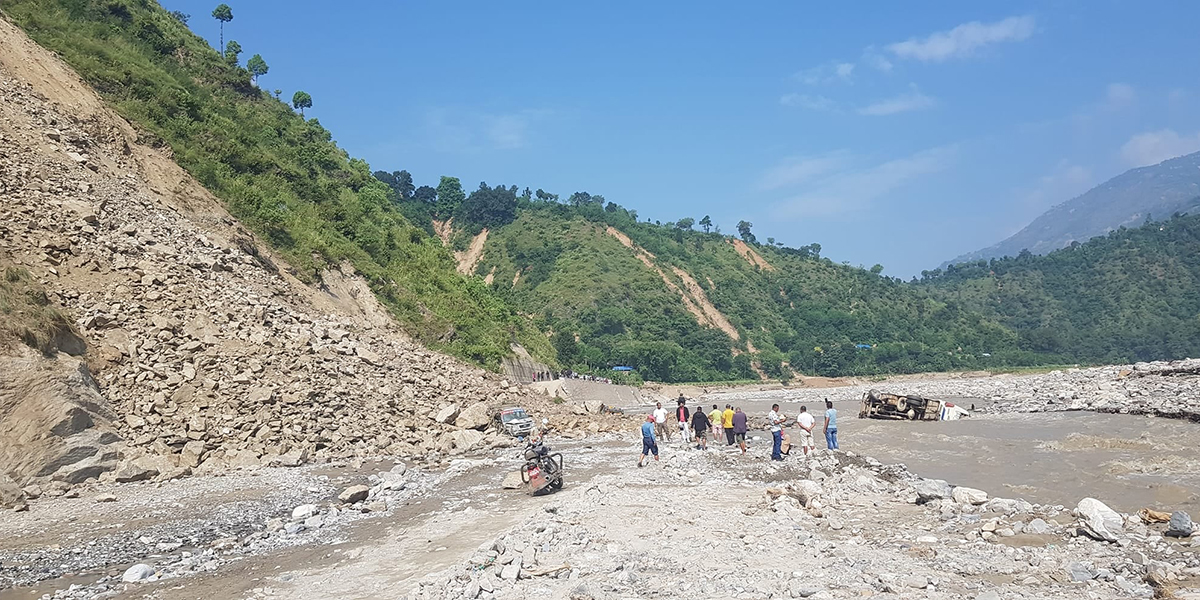 राेशीले बस बगायो, सुख्खा पहिरोमा पुरियो सुमो, बीपी राजमार्ग फेरि अवरुद्ध