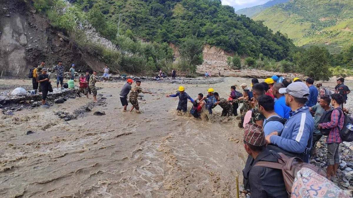 बाढीपहिरोका कारण अलपत्र १६३ विदेशी पर्यटकको उद्धार