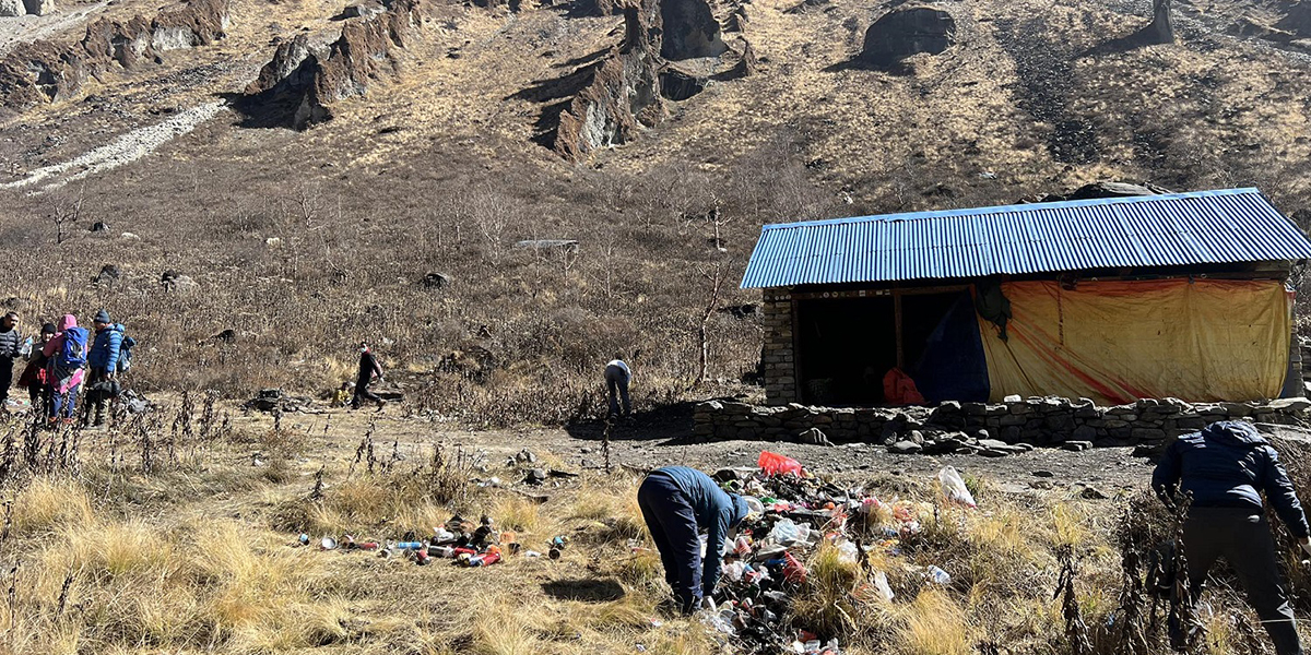 अन्नपूर्ण आधार शिविर र पदमार्गमा सरसफाइ