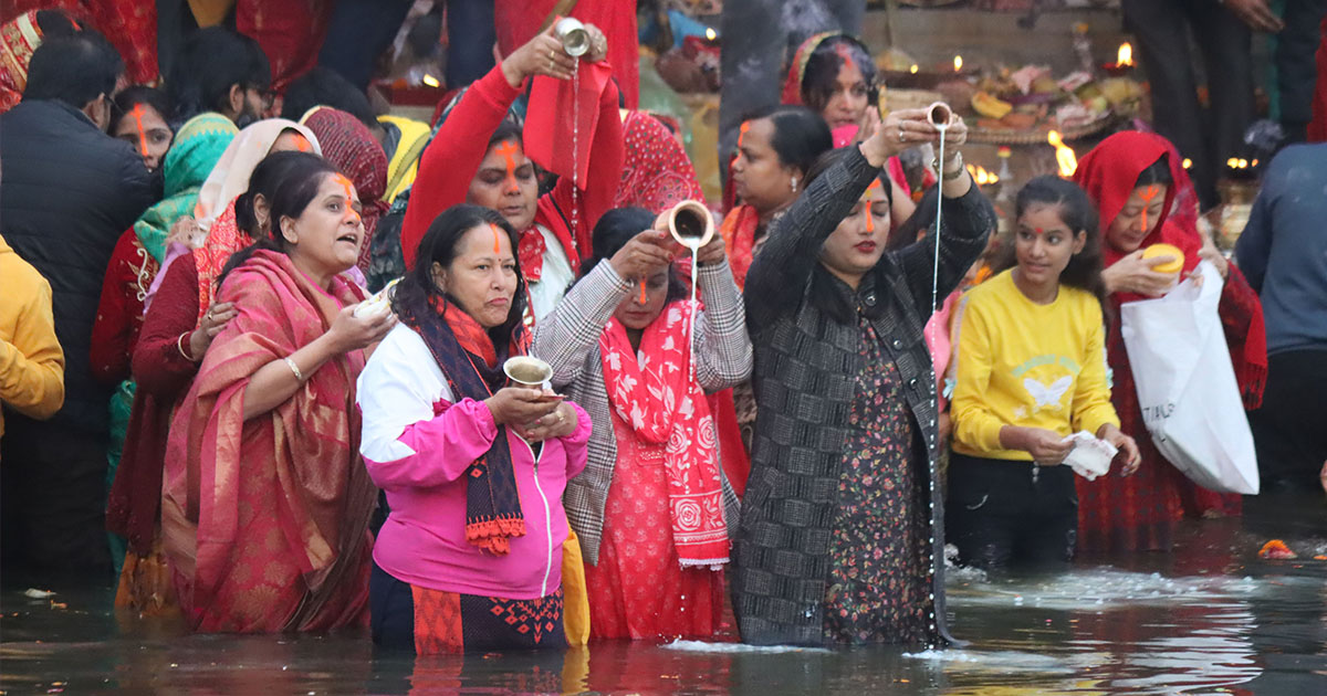 उदाउँदो सूर्यलाई अर्घ्य अर्पणसँगै सम्पन्न गरियो छठ (तस्बिरहरू)