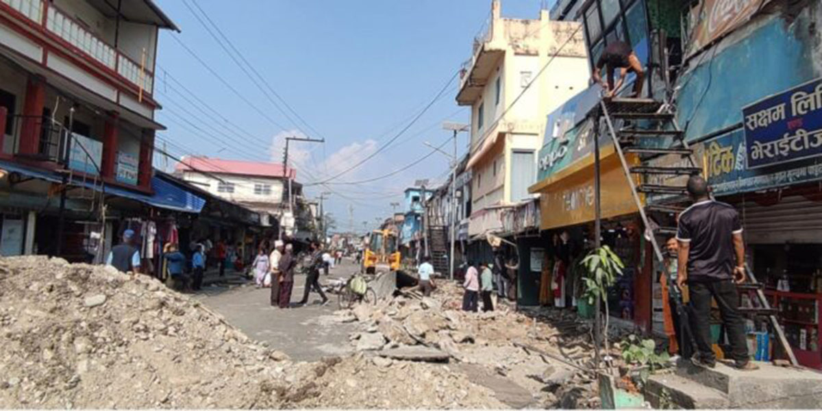 धुलाबारीमा अतिक्रमित संरचना हटाउँदै मेचीनगर