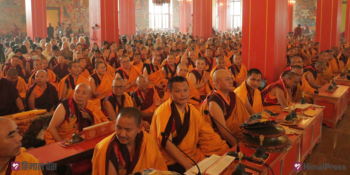 पूर्वराजा ज्ञानेन्द्र हजार गुम्बा विहारको पूजामा सहभागी [तस्बिरहरू]