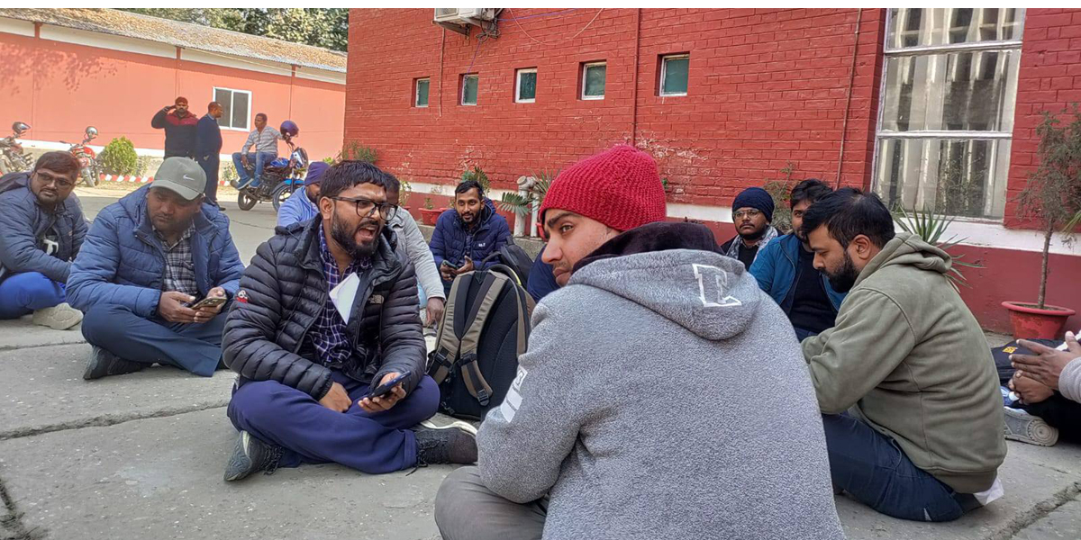 मधेश प्रदेश : मुख्यमन्त्री कार्यालयमा स्थानीय तहका कर्मचारीहरूको धर्ना