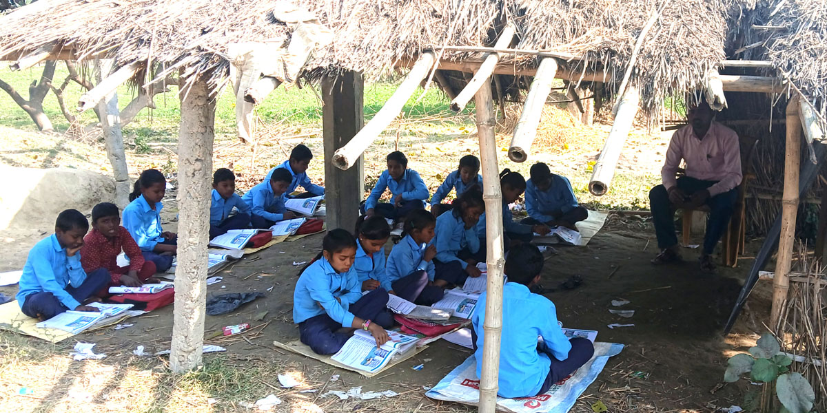 १७ वर्षदेखि बोरामा बसेर पढ्न बाध्य छन् विद्यार्थी, ७ वर्षदेखि शिक्षकले पाएनन् तलब