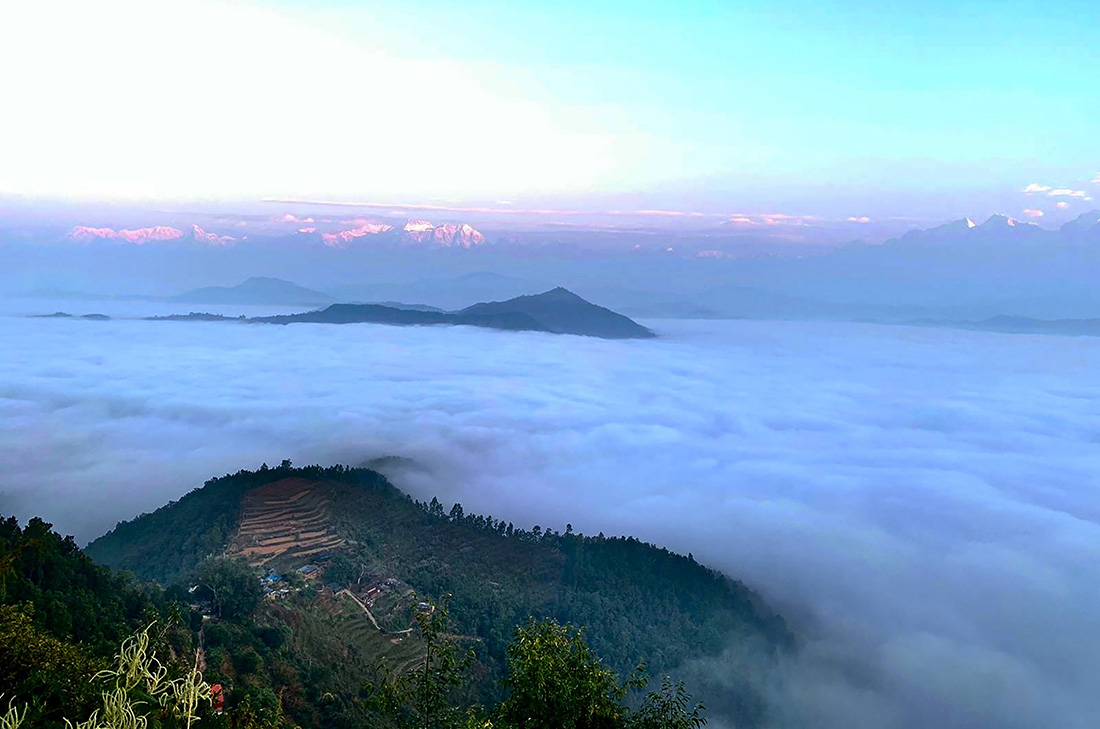 समतल कुहिरो र सूर्यको मन्द प्रकाश