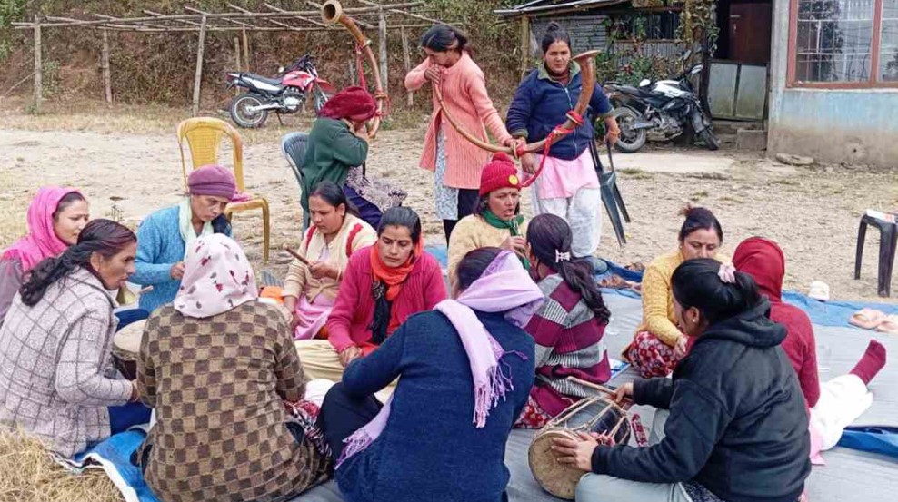 रोङ गाउँपालिकाले दिँदैछ महिलालाई नौमती बजाउने तालिम