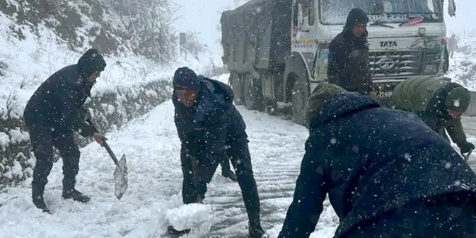 हिउँ जमेपछि कर्णाली राजमार्गको सातमोडमा सडक अवरुद्ध