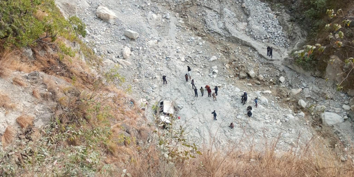 जिप दुर्घटनामा एकै परिवारका तीनजनाको मृत्यु