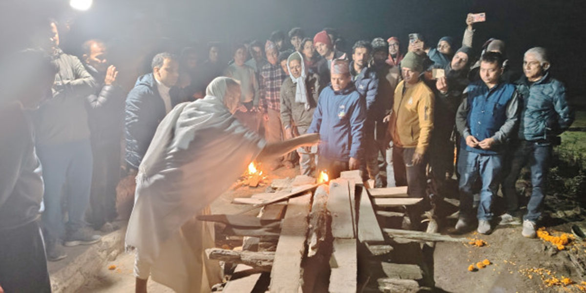 मध्यरातमा गरियो प्रकृतिको अन्तिम संस्कार, हजुरबुवाले दिए दागबत्ती