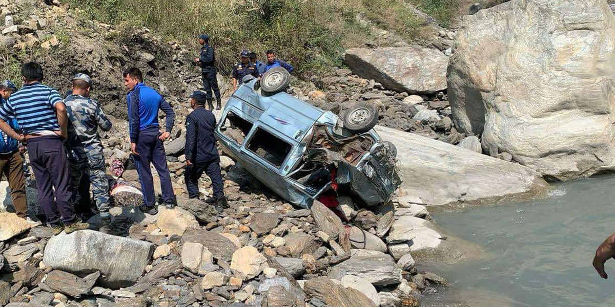 भ्यान दुर्घटना हुँदा एकको मृत्यु, तीन जना घाइते