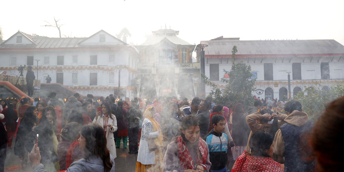 पशुपतिनाथ मन्दिरमा भक्तजन