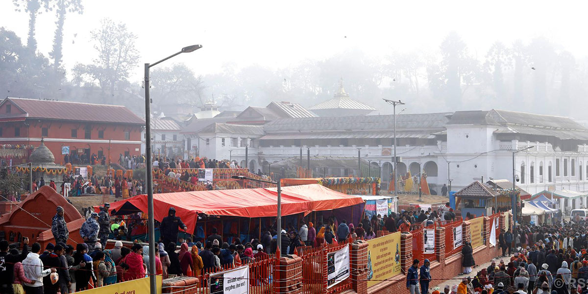 पशुपतिनाथ मन्दिरमा भक्तजन