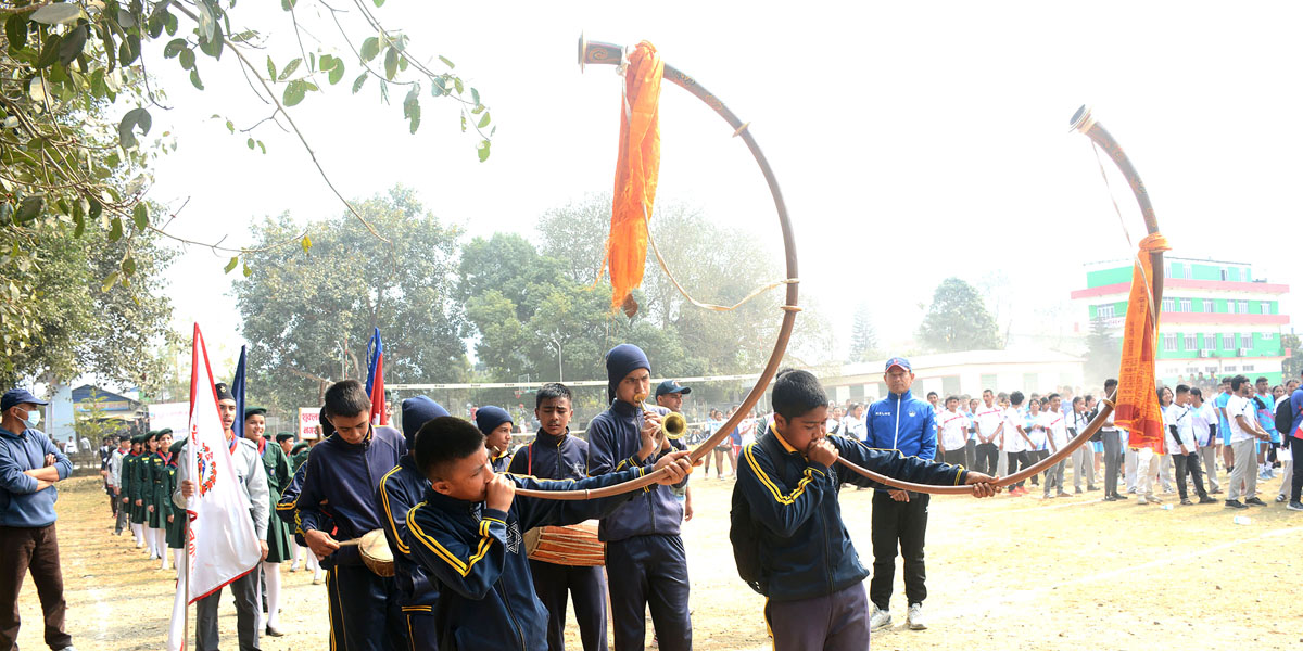 बाजा बजाउँदै विद्यार्थी