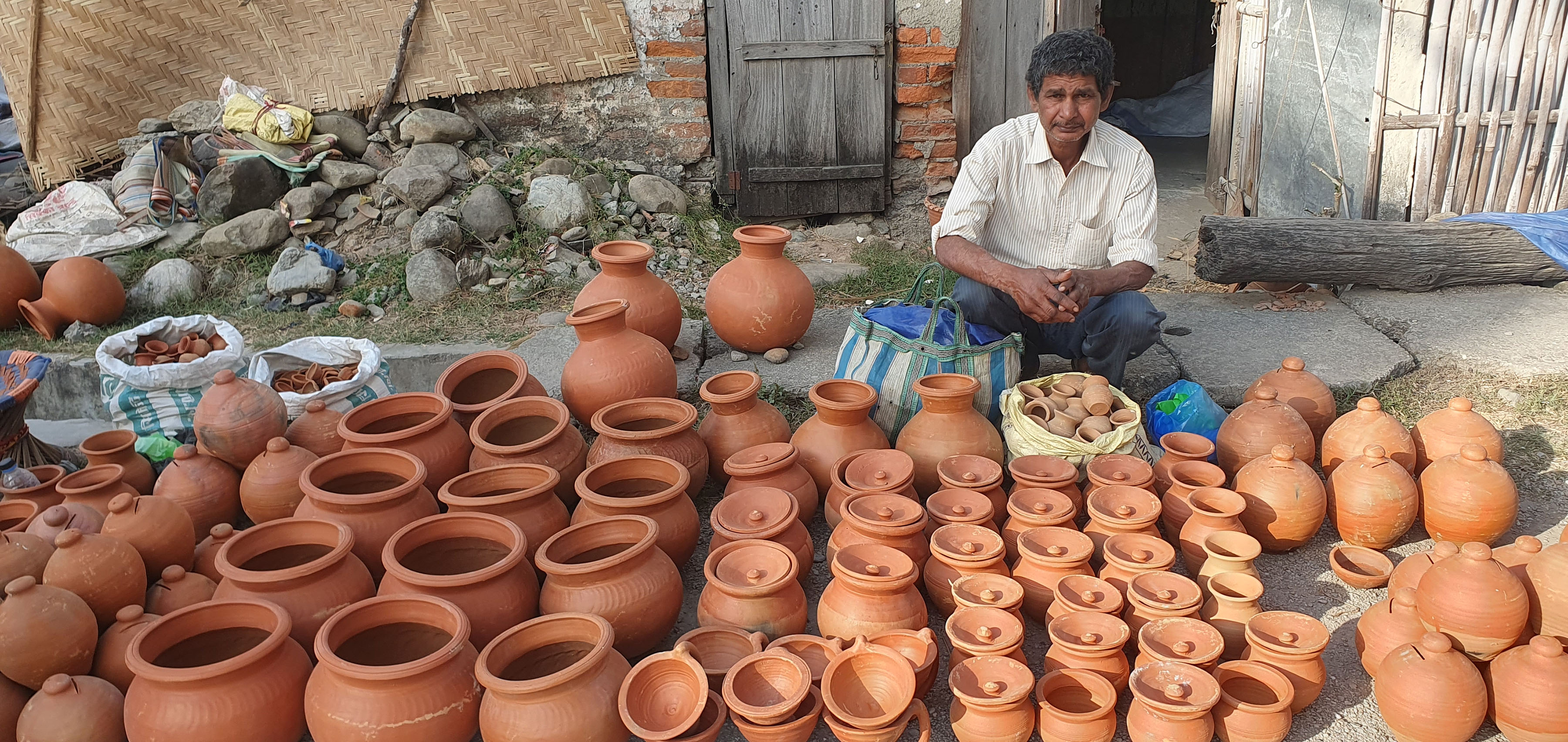 बिक्रीका लागि राखिएका माटोका भाँडा