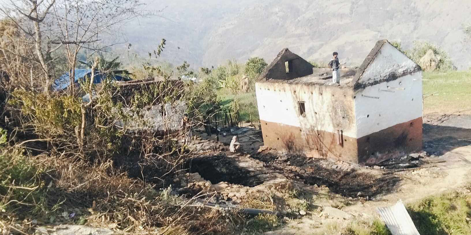 भोजपुरको वस्तीमा पस्यो डढेलो, जले आठ घर