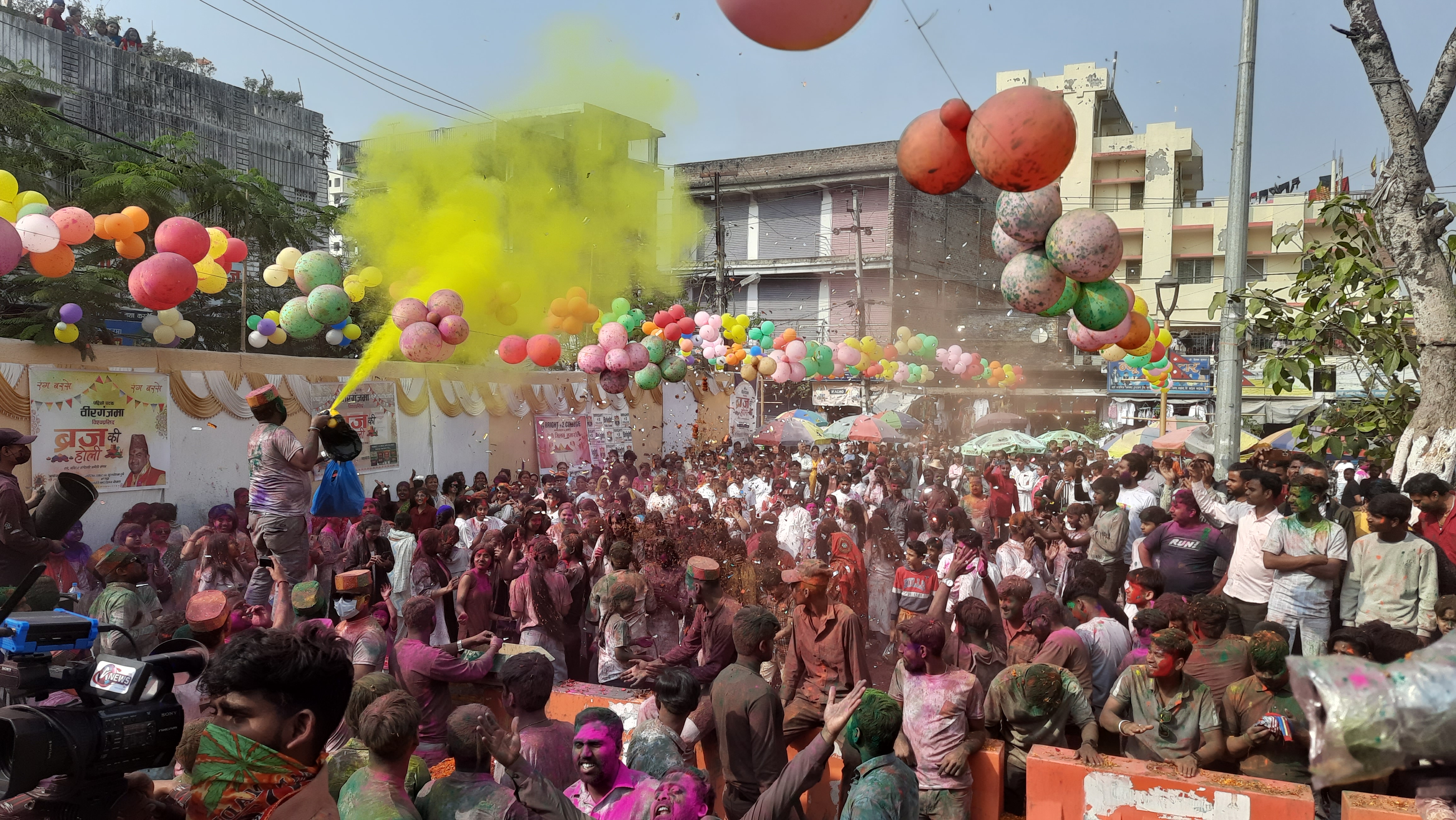 सुधार गृहका बालबालिकासँग होली