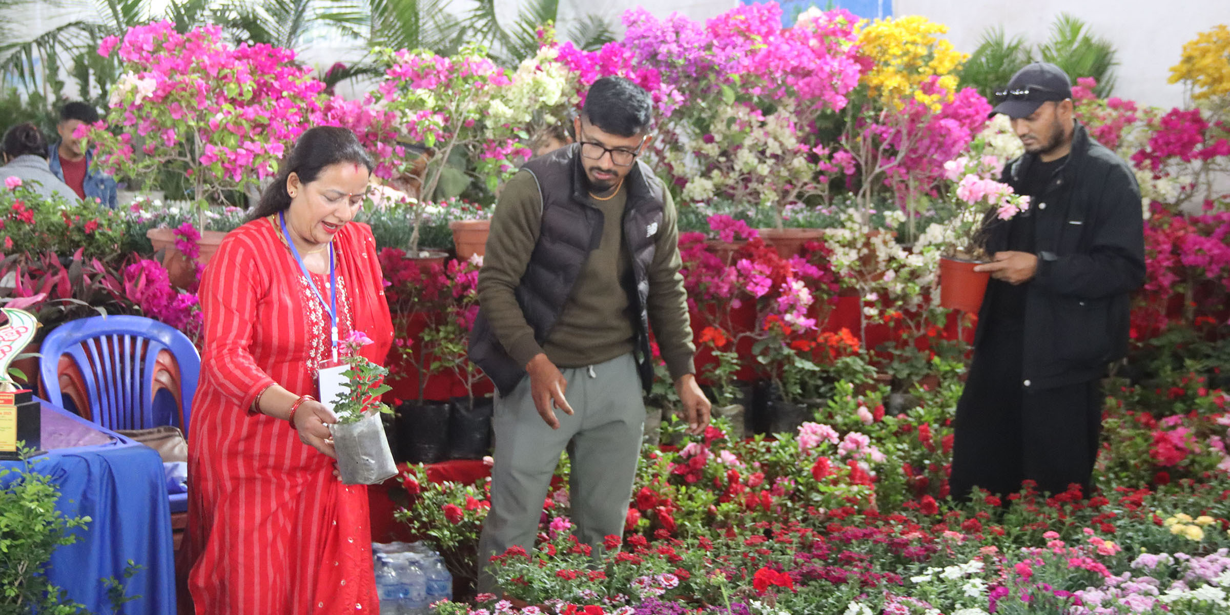 फूल मेलामा रमाइरहेका ‘फूलप्रेमी’