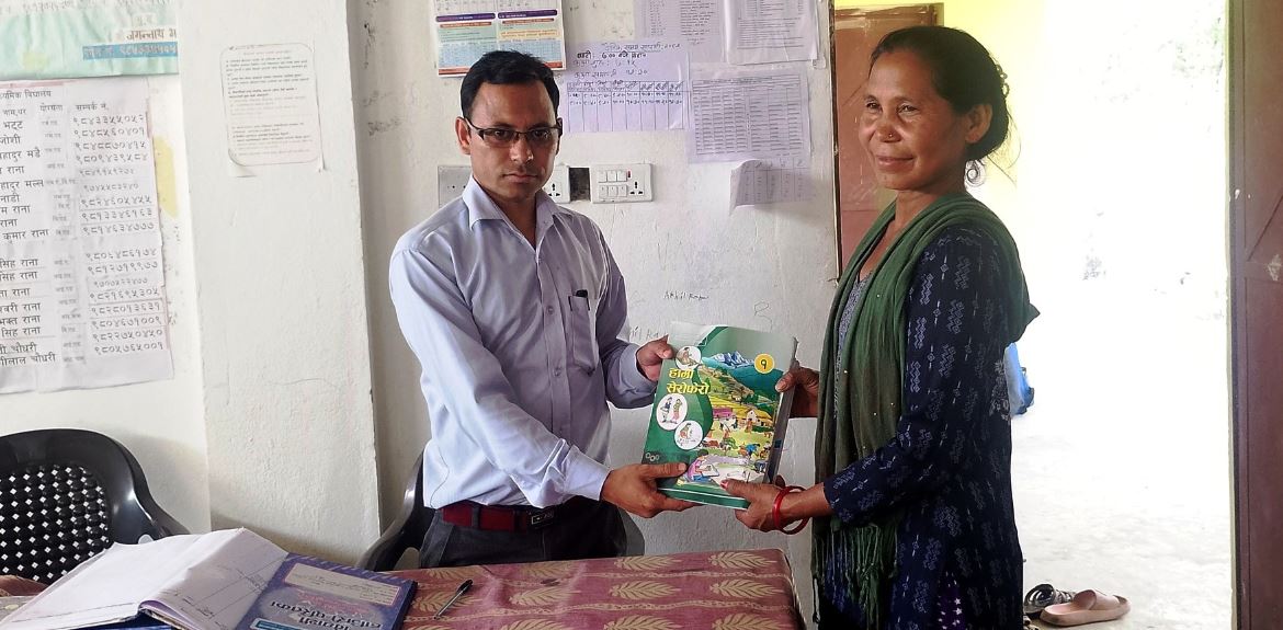 ५२ वर्षमा कक्षा १ मा पढ्दै गरेकी वडासदस्य