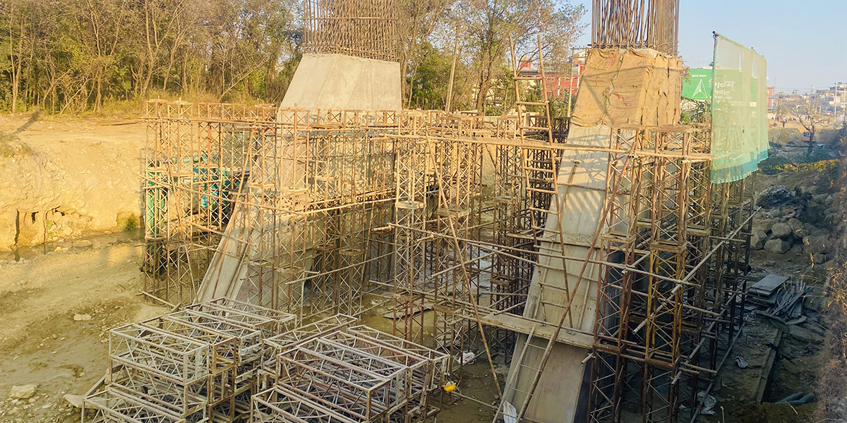 सेती नदीमा निर्माणाधीन ‘सिग्नेचर’ पुलको काम सुस्त