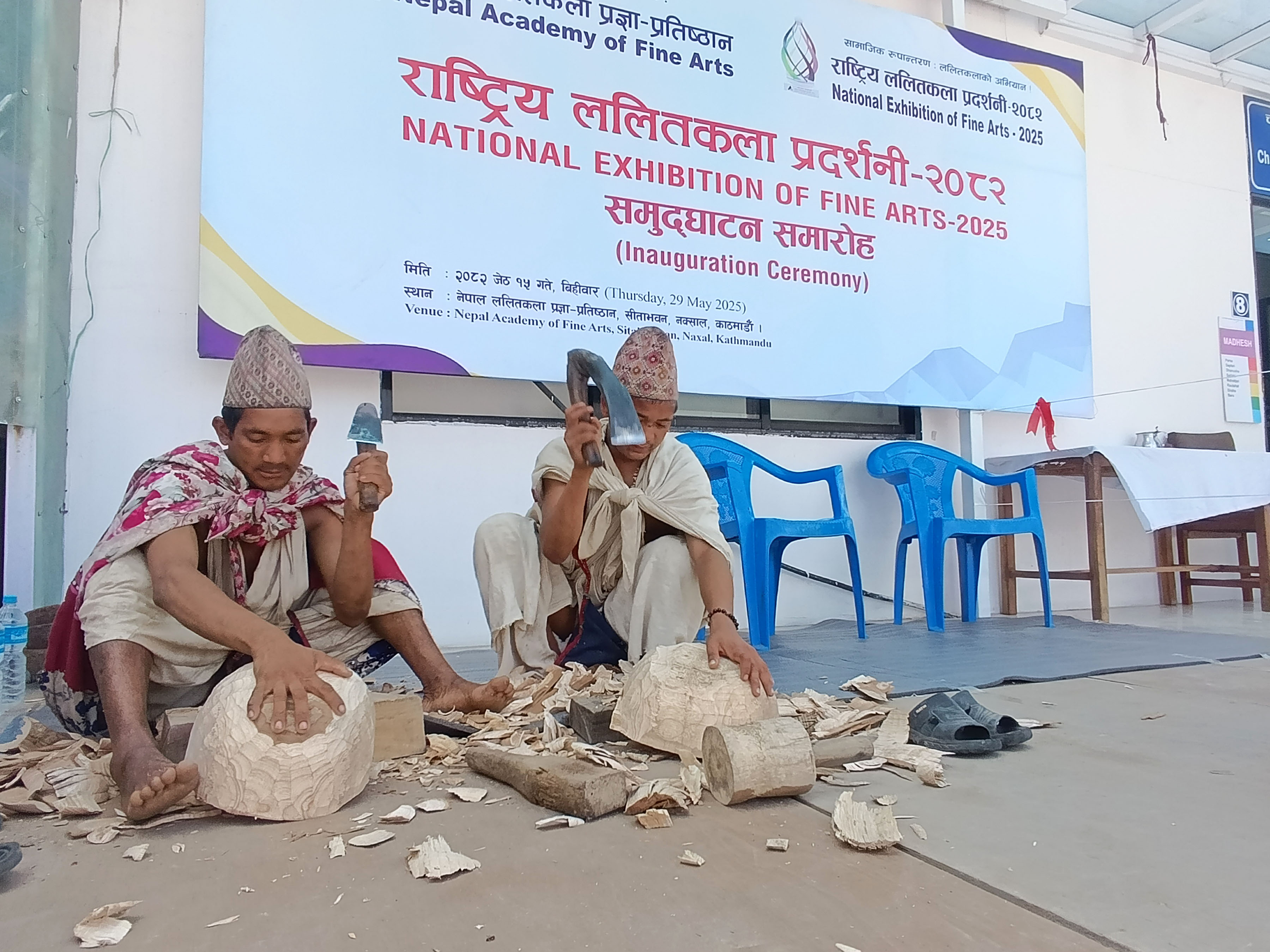प्रदर्शनीमा काठका सामग्री बनाउँदै राउटे
