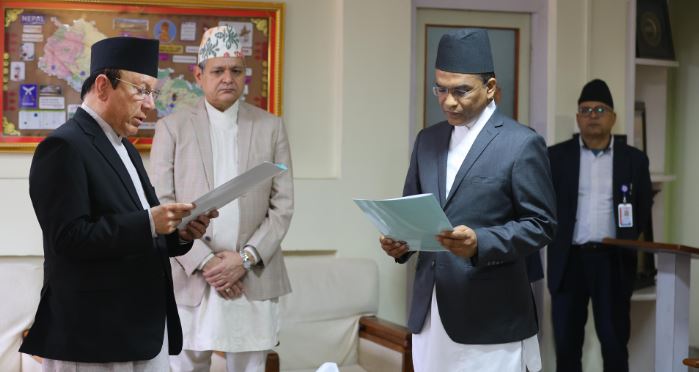 प्रधानन्यायाधीश राउतद्वारा नवनियुक्त गभर्नरमा डा पौडेललाई शपथ
