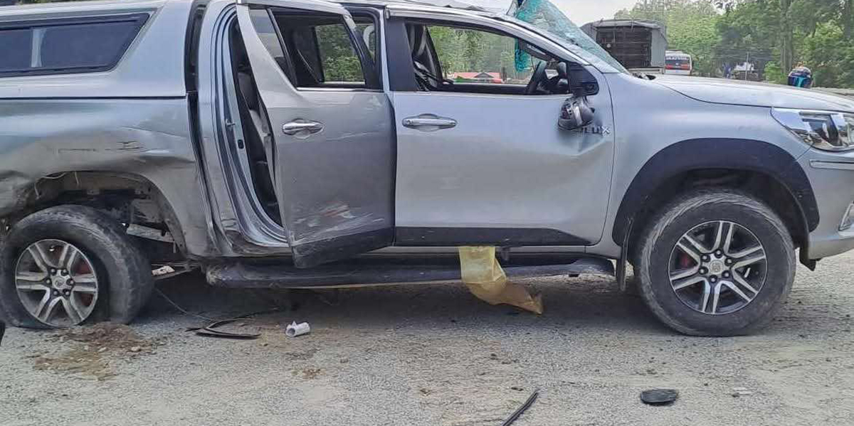 चार सांसद चढेको गाडी दुर्घटना