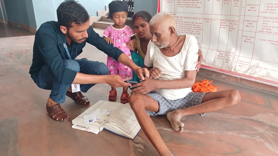 अपांग र ज्येष्ठ नागरिकलाई पायक गाउँमै राष्ट्रिय परिचयपत्र