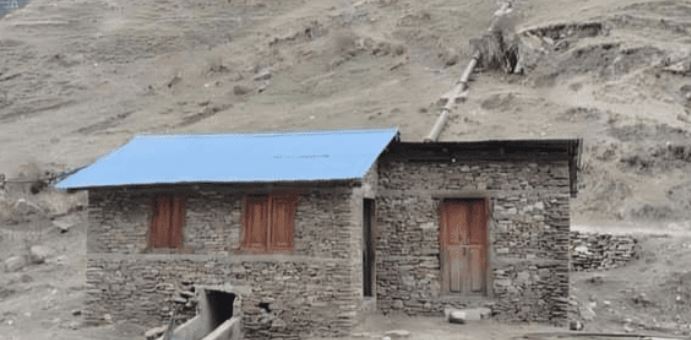 चन्दा संकलन गरेर विद्यालयलाई बस