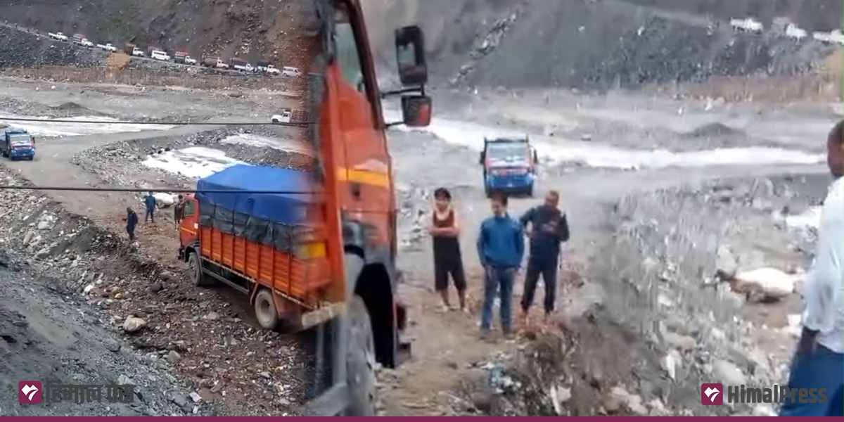 सडक विस्तार र वर्षा एकैसाथ, यात्रा कष्टकर