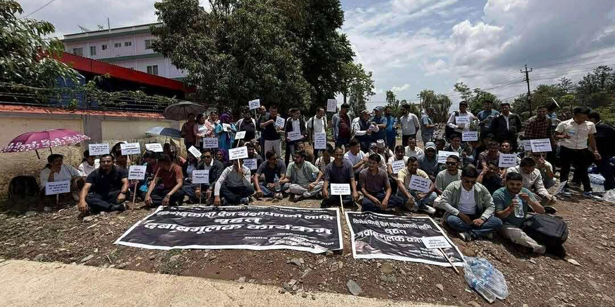 कर्णालीका स्थानीय तहका कर्मचारीहरु आन्दोलनमा