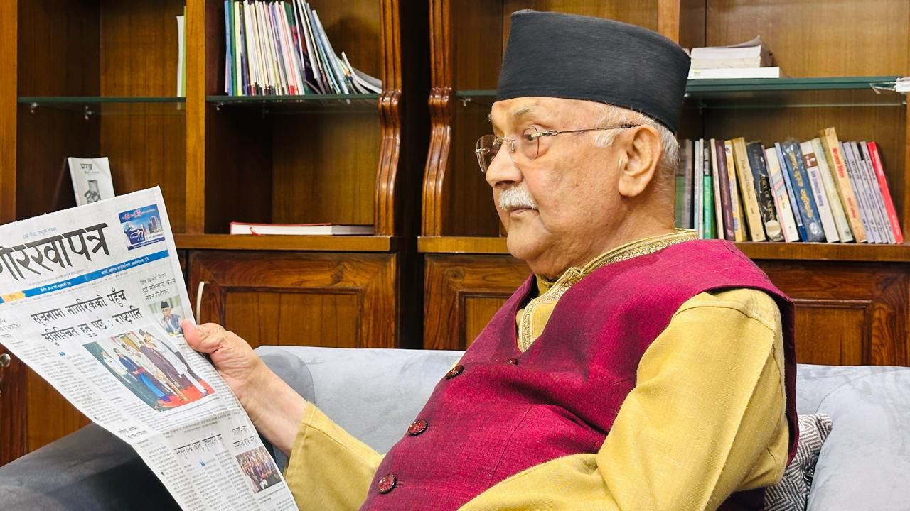 गोरखापत्र पढ्दै गरेको तस्बिर पोष्ट गरेर प्रधानमन्त्रीले दिए पत्रकारिता दिवसको शुभकामना