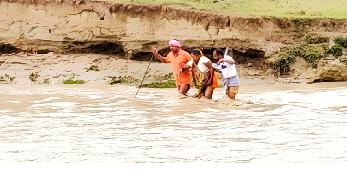 बाढीमा फसेकी वृद्ध महिलाको सकुशल उद्धार