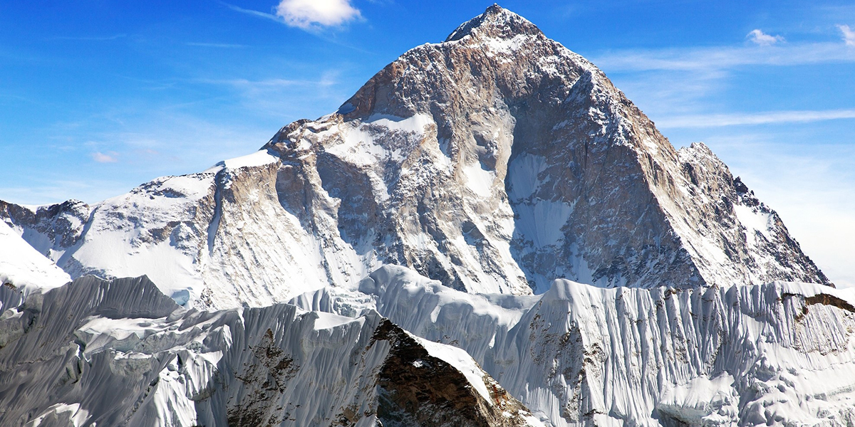 एकै परिवारका ६ जनाले चढे मकालु हिमाल