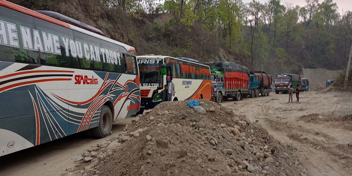 वर्षाले दाउन्नेमा सडक भास्सिएपछि पूर्वपश्चिम राजमार्ग अवरुद्ध