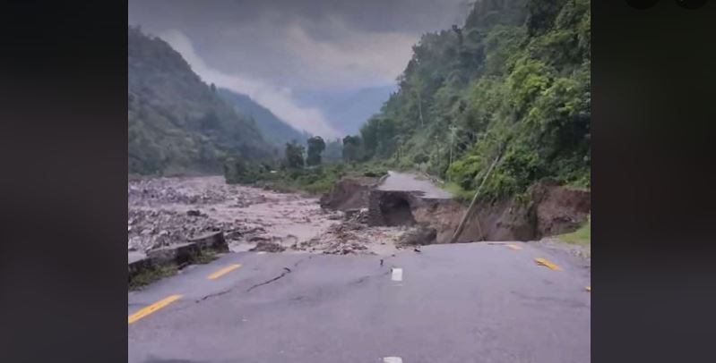 अविरल वर्षाले कोशी लोकमार्ग अवरुद्ध, धनकुटाको दुई स्थानमा सवारी ठप्प