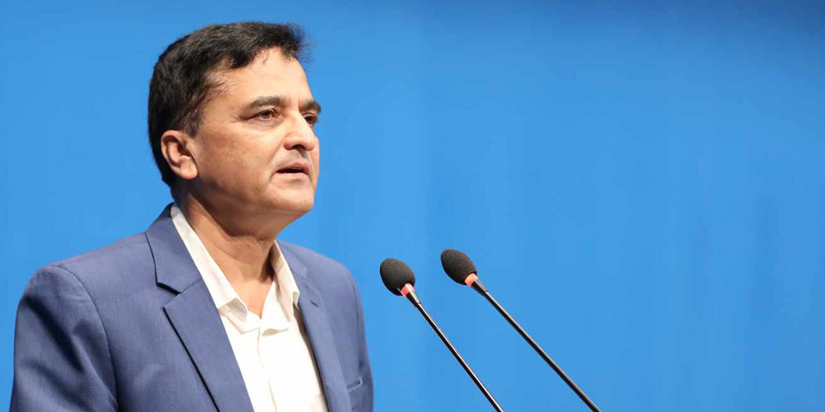 प्रचण्डलाई योगेशको जबाफ : वर्तमान सरकारले सहसचिव हटाएको हो, तपाईंले त सेनापति नै हटाउनुभयो नि