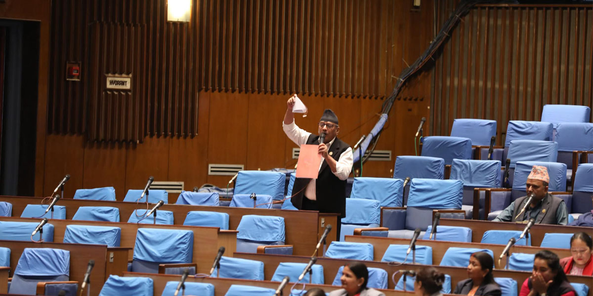 शिक्षा समिति सभापति थापाले संसद् बैठकमै च्याते बजेट पुस्तिका