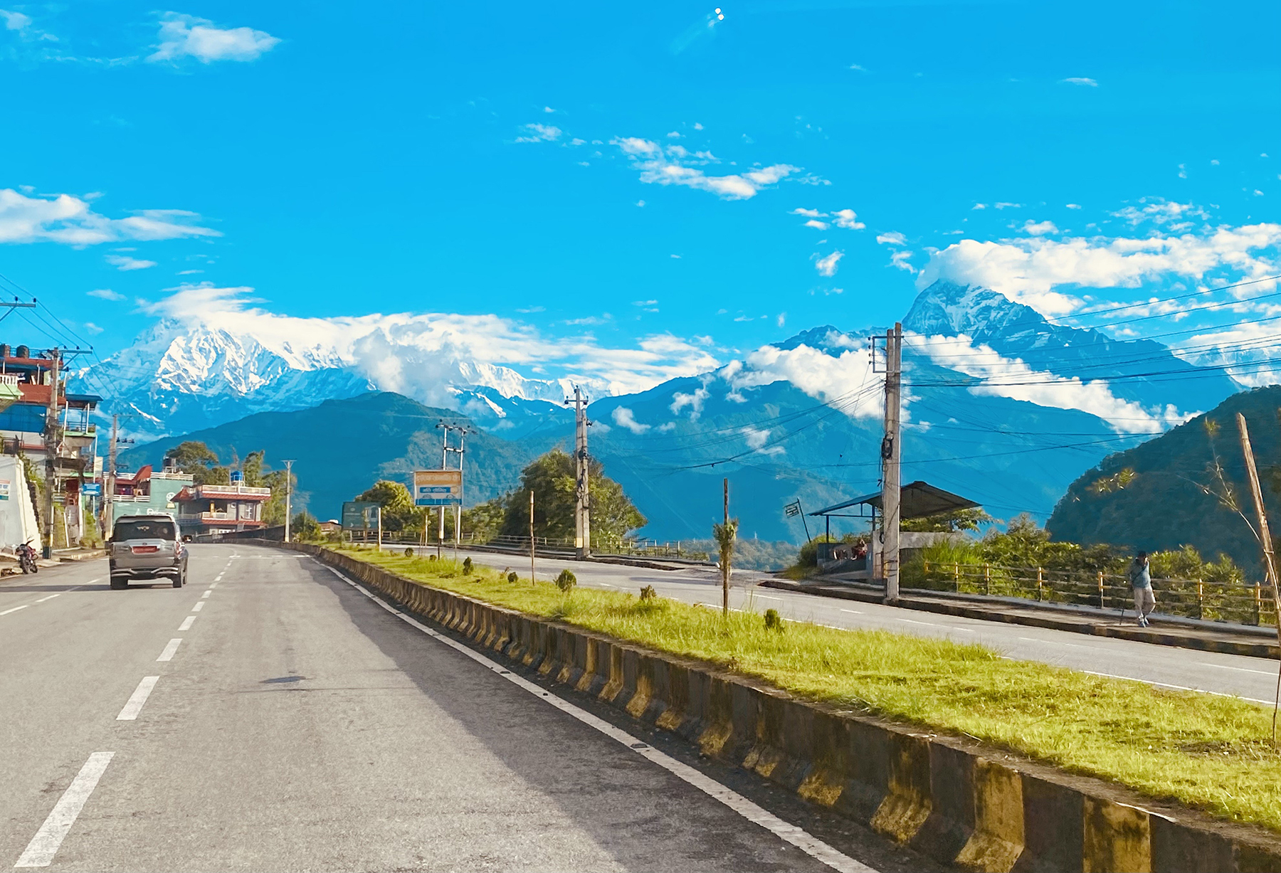 बादलको घुम्टोमा माछापुच्छ्रे हिमाल